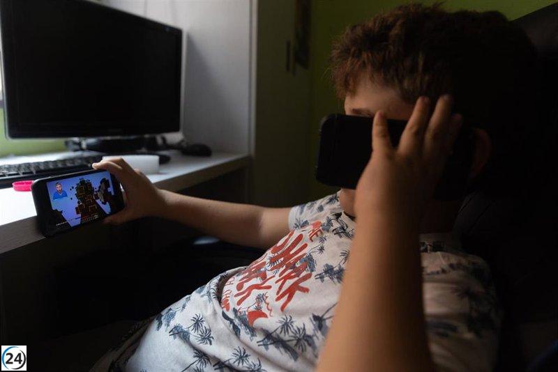 Casi 400.000 niños en España pasan tiempo solos en casa con sus dispositivos, revela Educo.