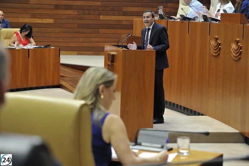 El PSOE de Extremadura fortalece a Guardiola con cuatro acuerdos que contrarrestan la influencia de Vox.