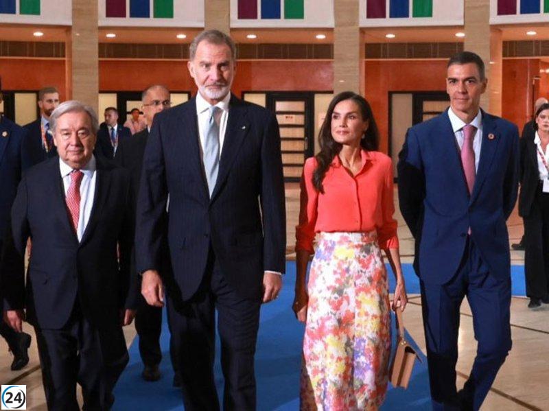 La Reina Letizia rinde tributo a Sevilla con su deslumbrante falda floral en la cumbre de la ONU.