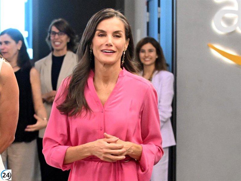 La Reina Letizia deslumbra con un encantador conjunto rosa sostenible de inspiración romántica.