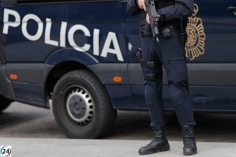 Hombre fallece tras tiroteo con la Policía en Linares, dejando un herido entre los transeúntes.