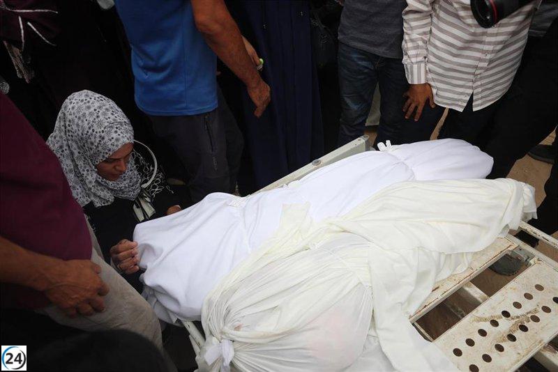 Veinticinco palestinos fallecen en ataques a civiles en Gaza que buscaban refugio y asistencia.