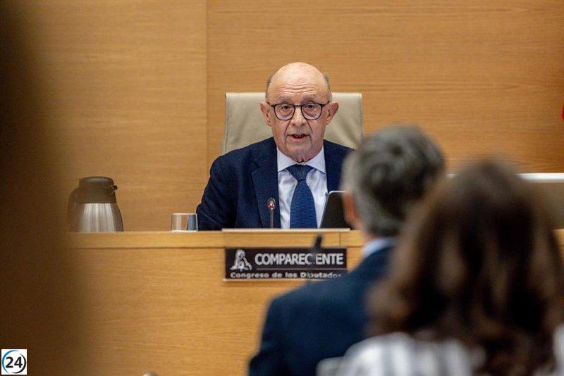 El juez considera legal el acceso de Montoro a datos fiscales de figuras públicas.