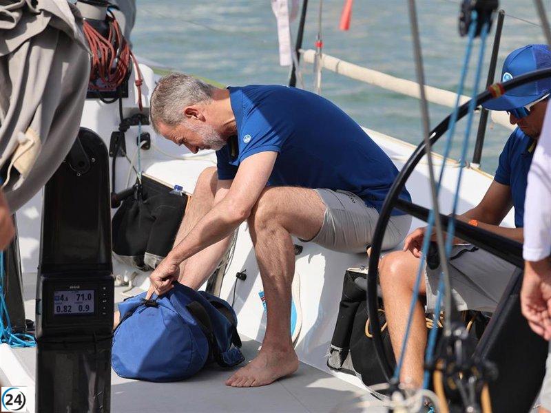 Felipe VI navega descalzo y en sintonía con la tripulación en el inicio de la Copa del Rey de Vela.