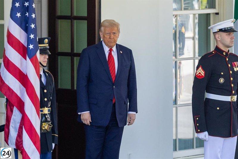 Trump establece un arancel mínimo del 10% en productos importados.