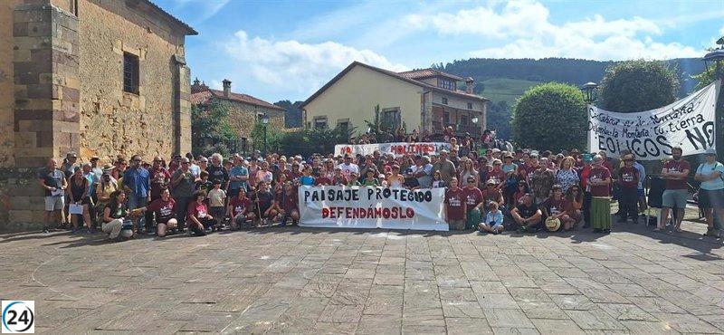 Numerosas personas protestan en Penagos contra el proyecto eólico de Benavieja.