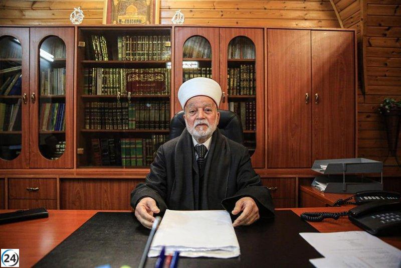 Israel impone una restricción de seis meses al gran muftí de Jerusalén para entrar a la mezquita de Al Aqsa.