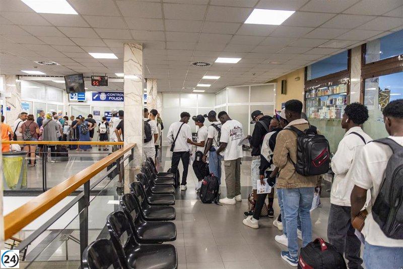 Más de 30 migrantes del CETI de Ceuta inician su viaje a la península.