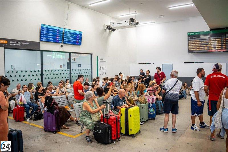 Interrupción de trenes entre Madrid y Galicia por incendios se prolonga hasta las 17:00.