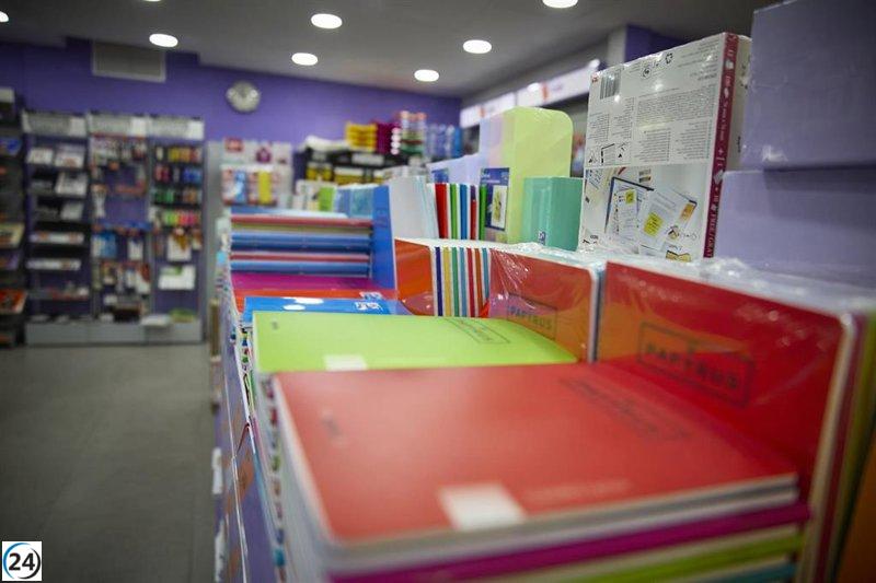 Más de la mitad de las familias con niños en edad escolar optan por comprar material escolar de segunda mano, revela un estudio.
