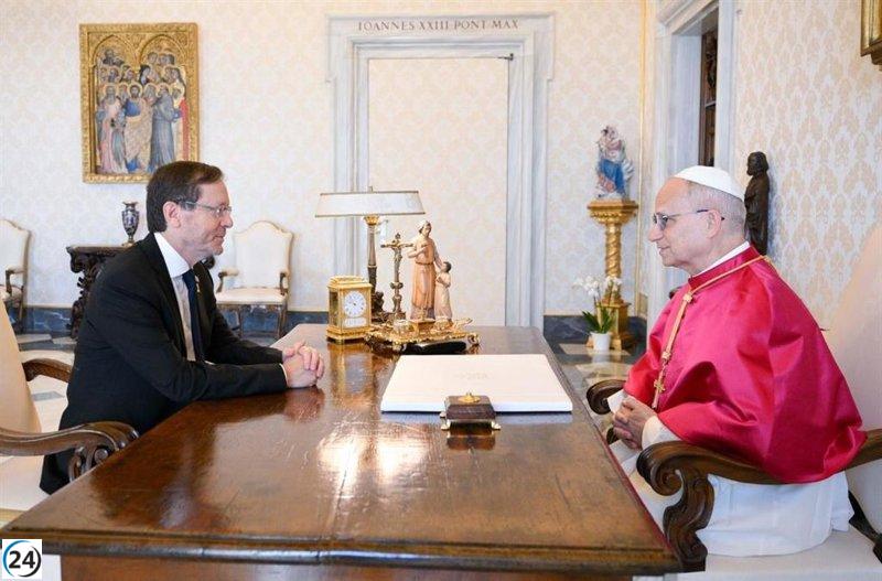 El Papa urge a Herzog a detener la violencia en Gaza, mientras él exige la liberación de los rehenes israelíes.