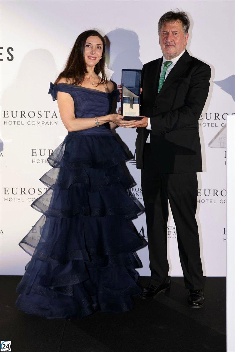 Espido Freire se lleva el XX Premio Eurostars de Narrativa de Viajes por su obra 'Guía de lugares que ya no existen'.