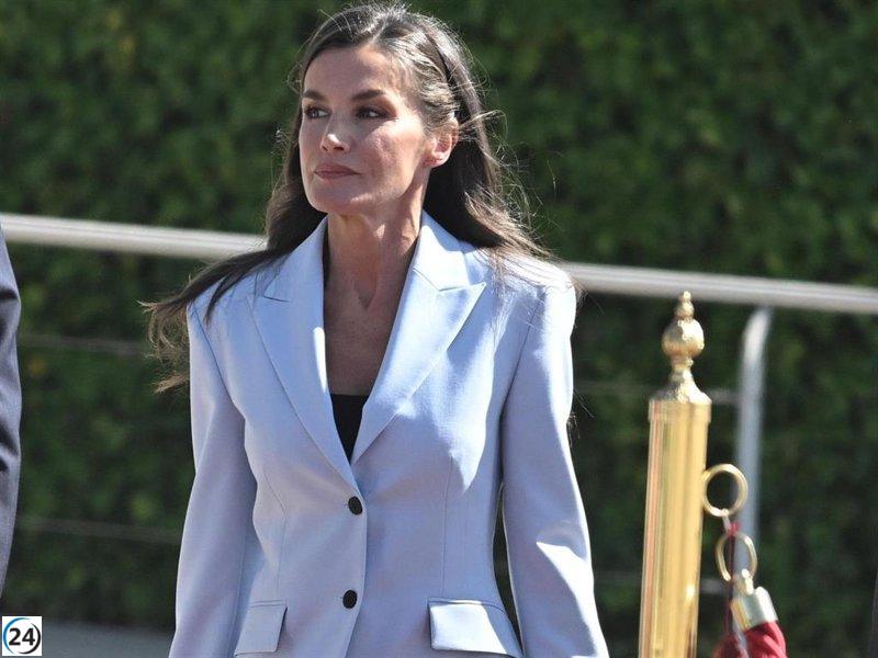 La Reina Letizia resplandece con un elegante traje azul reciclado en su primer acto tras cumplir 53 años.