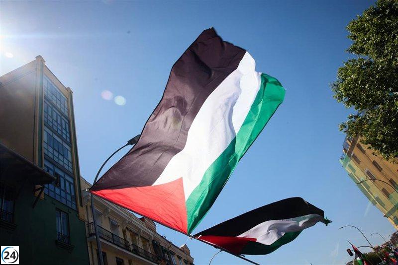 Marea Palestina denuncia un intento de prohibir banderas de apoyo a Gaza en escuelas, pero la Comunidad de Madrid lo rechaza.