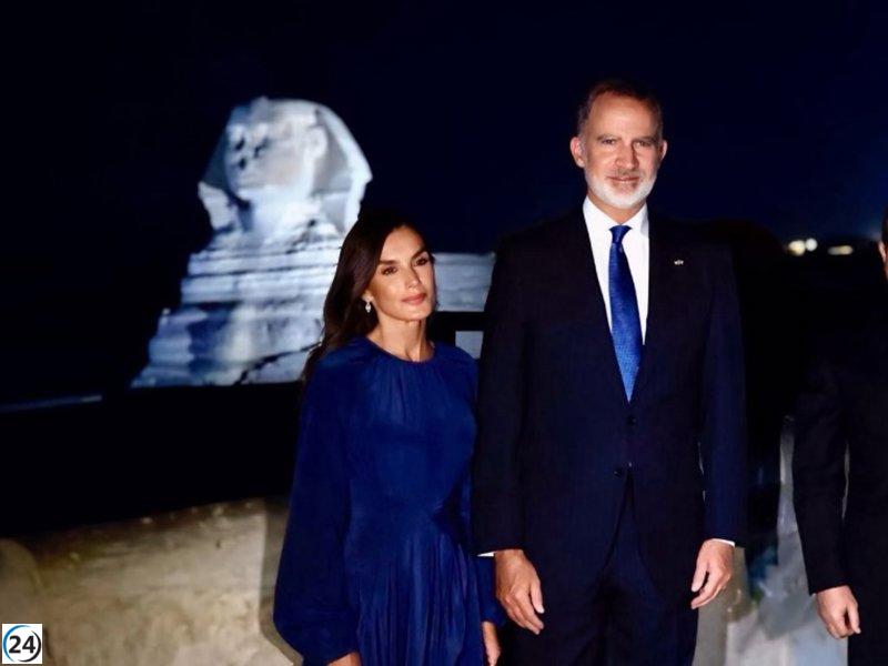 La Reina Letizia deslumbra durante su visita privada a las pirámides de Guiza. 