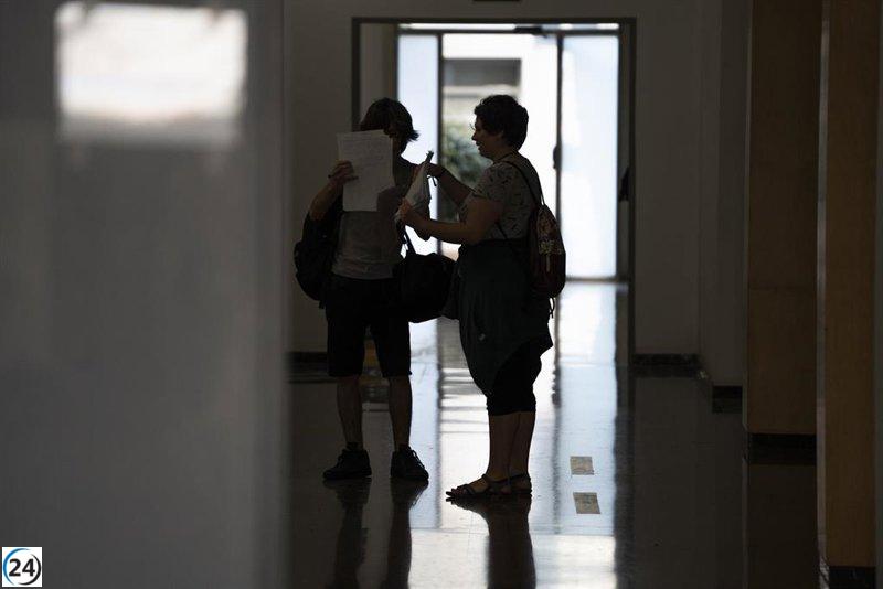 Uno de cada diez estudiantes en España enfrenta bullying, y el 14,2% recurre a la IA para hostigar, revela un estudio.