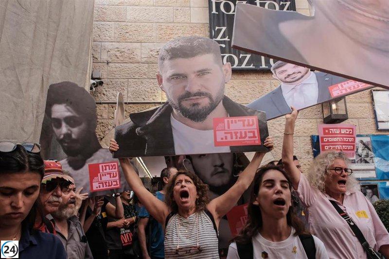 Familiares de rehenes desalojados por la Policía de Israel tras días de protesta frente a la residencia de Netanyahu.