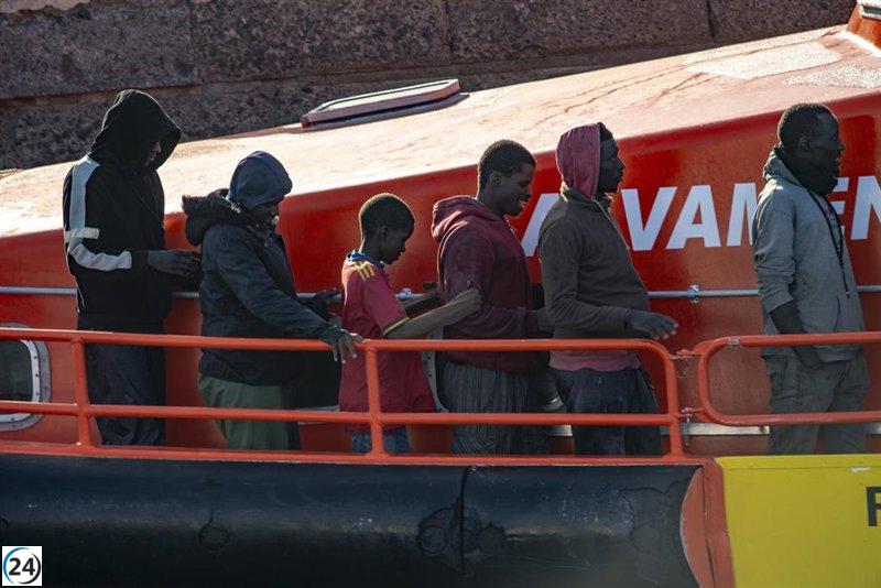 Canarias envía 300 expedientes de migrantes menores para su reubicación en otras comunidades autónomas.