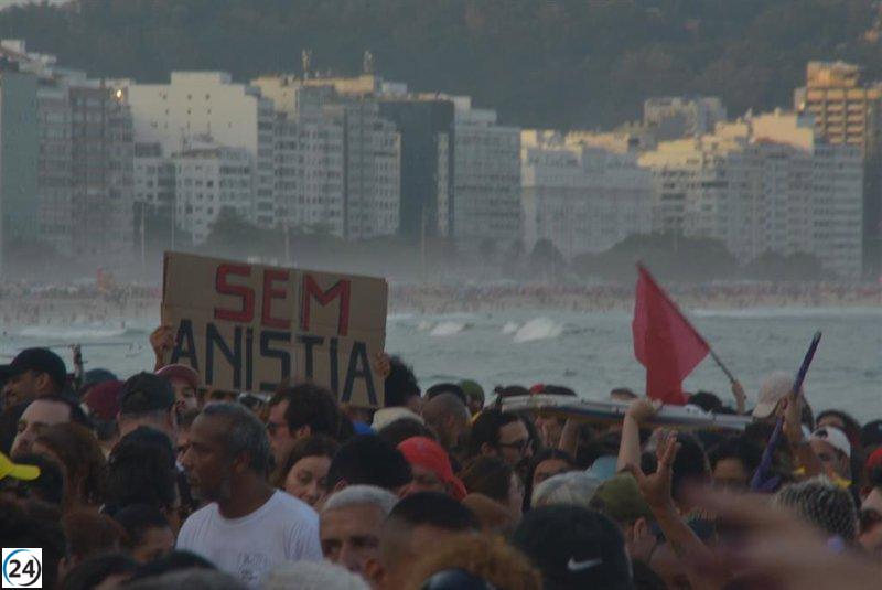 Miles de brasileños protestan contra la amnistía a los golpistas.