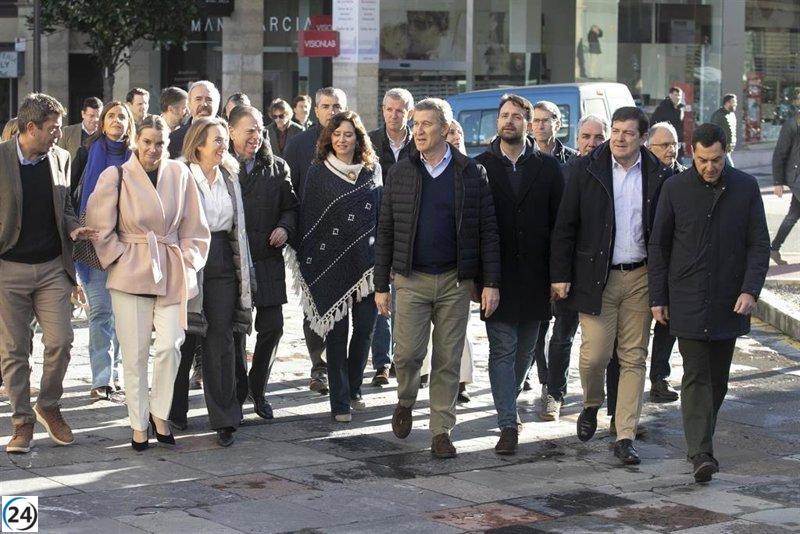 Feijóo presenta su plan sobre migración, vivienda y apoyo al campo en la cumbre del PP en Murcia.