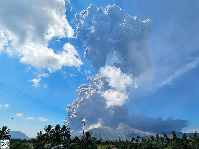El volcán Lewotobi en Indonesia lanza ceniza a 3,5 kilómetros en su reciente erupción.