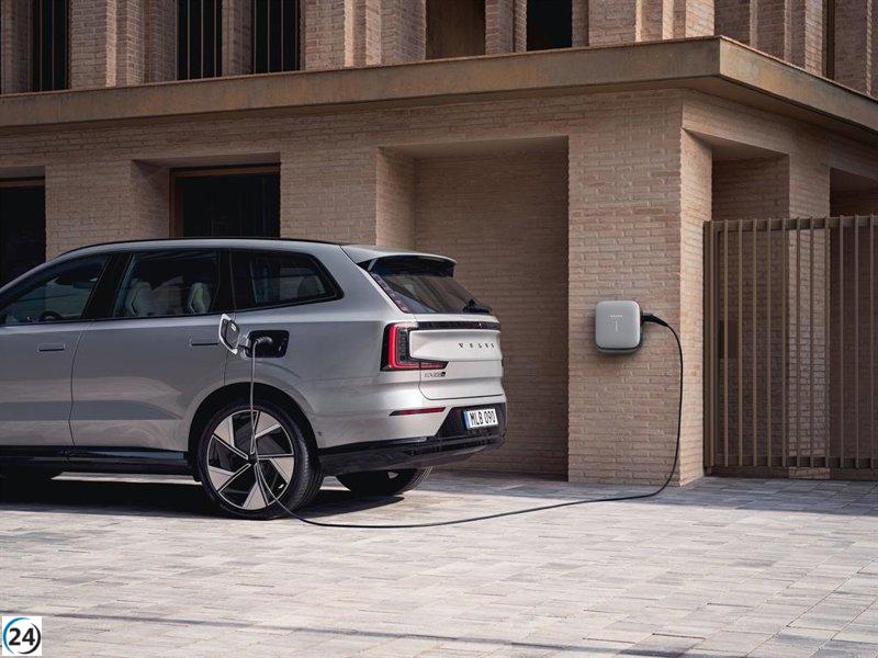 Volvo Cars inicia reservas en España para su innovador EX90, equipado con un sistema eléctrico de 800 V.