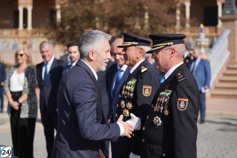Sindicatos de policía critican al Ministerio del Interior por honrar a jefes retirados con una ley franquista.