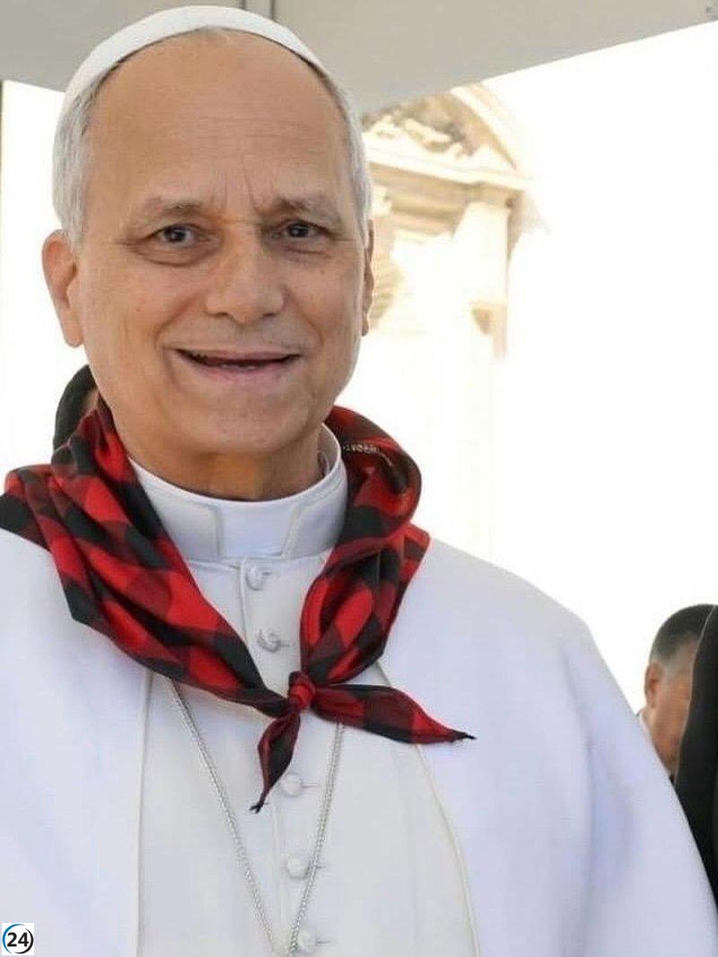 El Papa León XIV recibe un cachirulo de catequistas de Zaragoza durante su peregrinación jubilar.