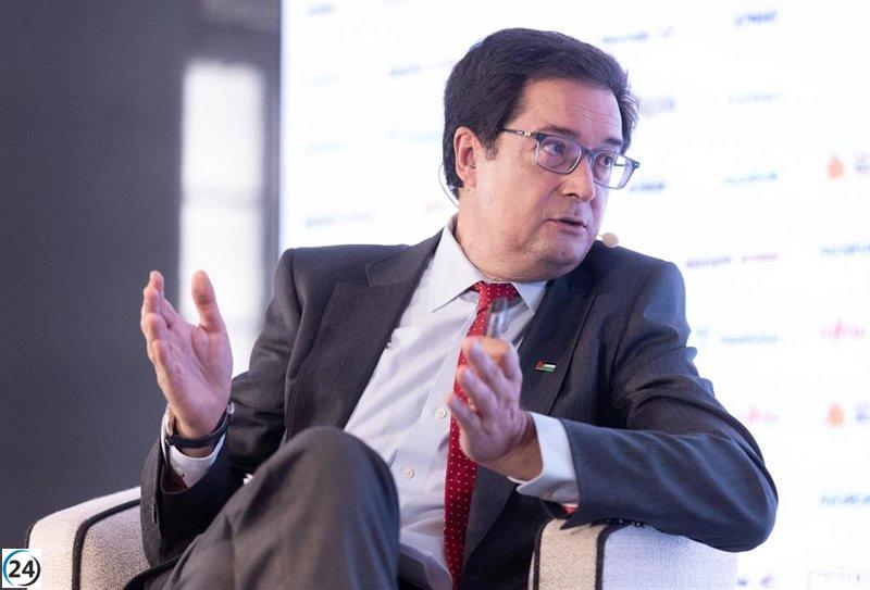 López critica a Ayuso por utilizar controversias para desviar la atención de su administración.
