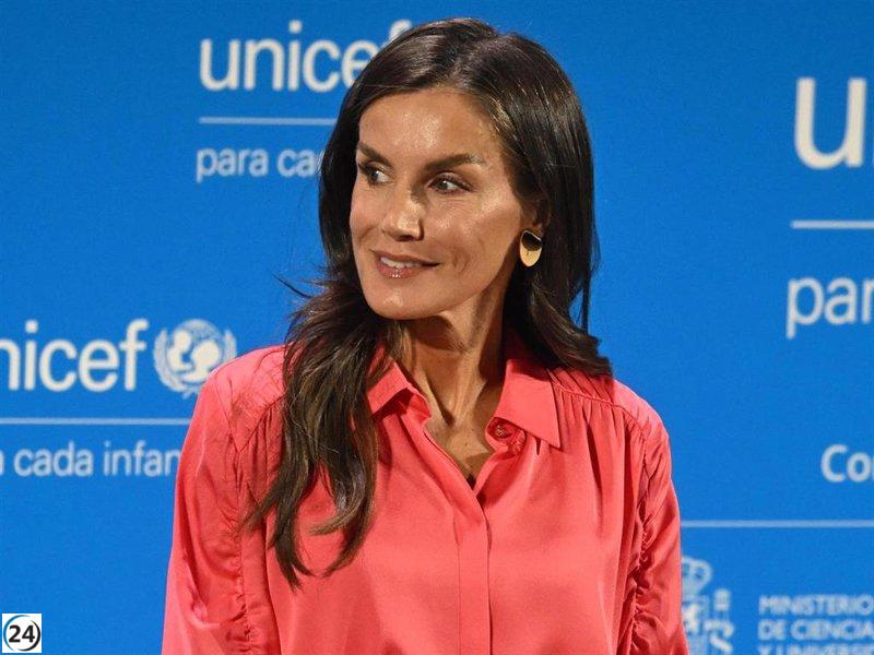 La Reina Letizia deslumbra con su llamativa falda de cuero coral en la reunión con Sara Carbonero.