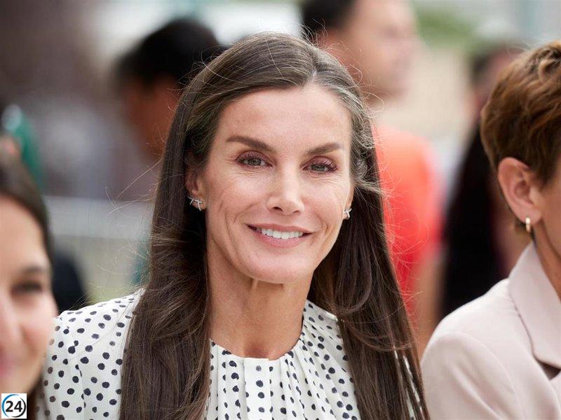 La Reina Letizia revela el print clave del otoño con un outfit versátil.