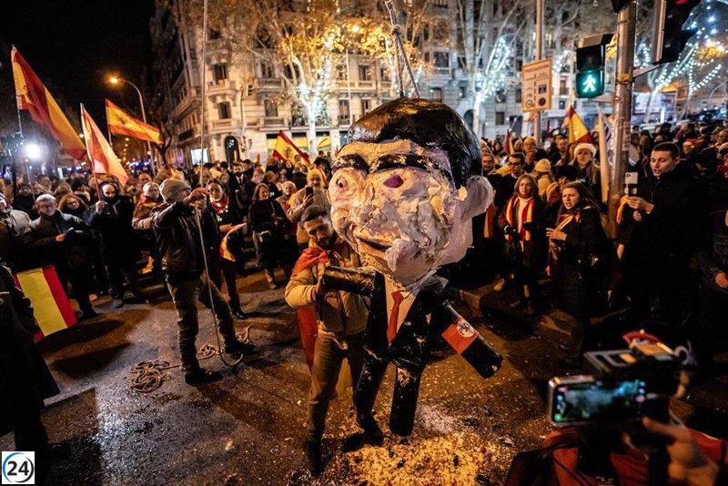 Los agredidos por golpear un muñeco de Sánchez comparecerán este jueves ante la juez.