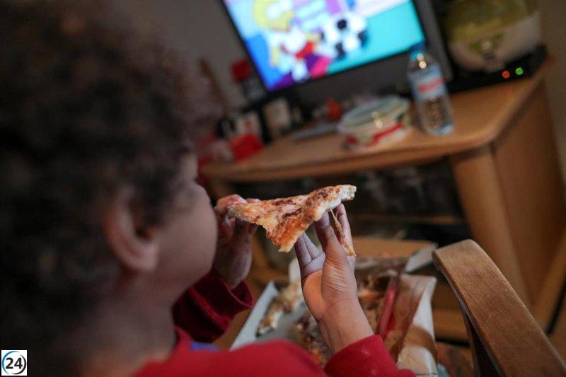 El 30% de los niños en España se sientan a comer con la televisión encendida a diario, revela un análisis.