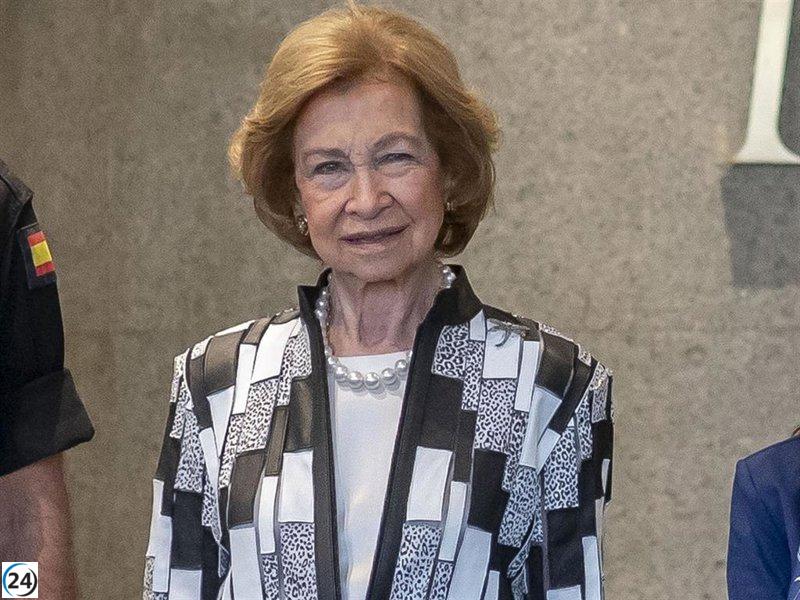 La Reina Sofía deslumbra con su chaqueta geométrica de estampado animal.
