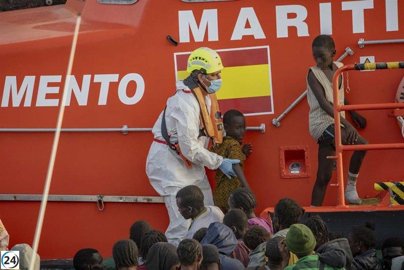 Tres menores migrantes abandonan Canarias tras la activación de la emergencia.