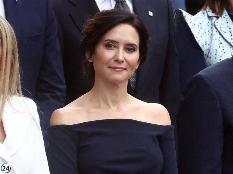 Isabel Díaz Ayuso brilla en el Día de la Hispanidad con un elegante vestido azul de Victoria Colección.