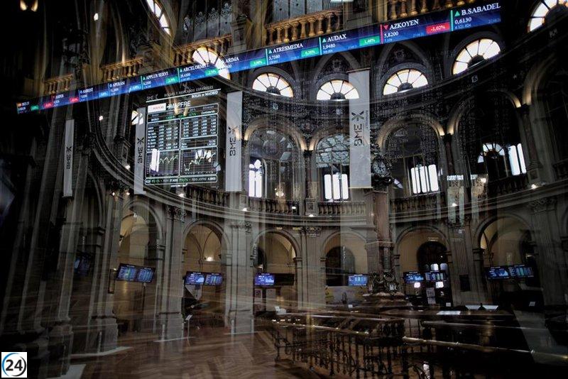 El Ibex 35 se mantiene estable a mediodía alrededor de 15.500 puntos, mientras las negociaciones comerciales acaparan la atención.