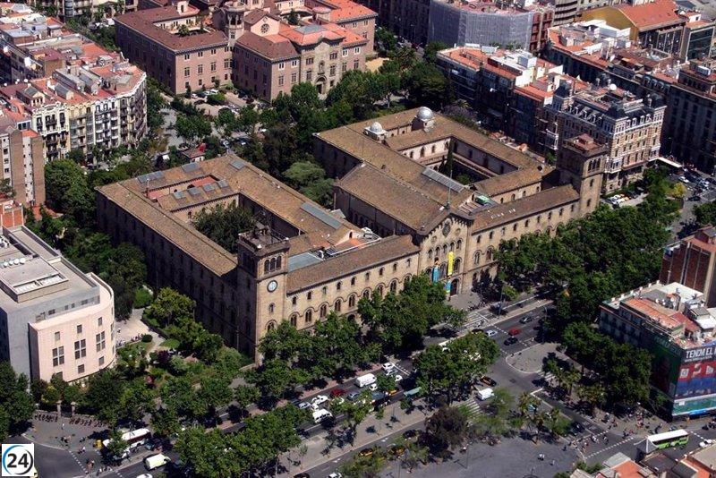 Accesos de facultades en la Universidad de Barcelona bloqueados por huelga en apoyo a Palestina.