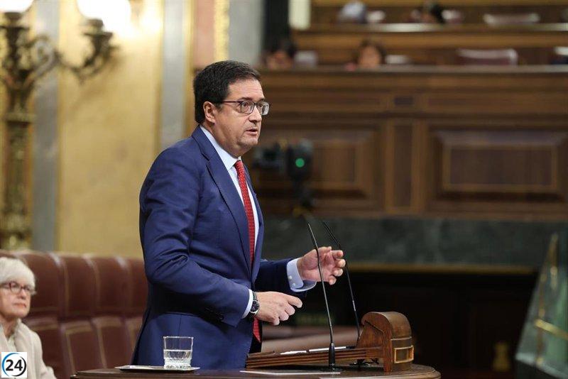 López se opone a la conversión de interinos en fijos, mientras Podemos advierte con no respaldar la Ley de Función Pública.