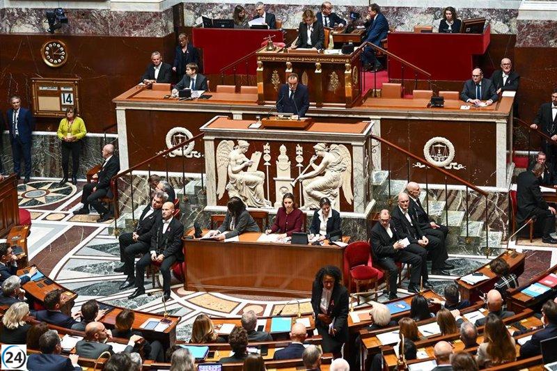 El Gobierno de Francia se mantiene firme tras el respaldo de los socialistas en las mociones de censura.
