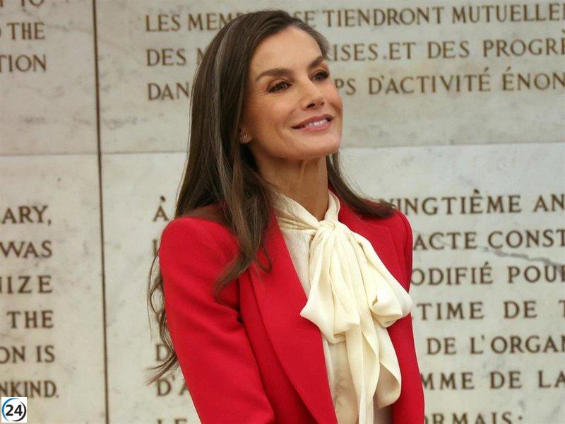Letizia brilla en Roma con un elegante traje rojo y blusa romántica.