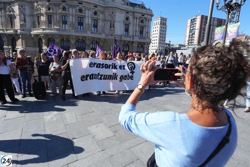 Feministas se movilizan en Bilbao en protesta por el asesinato de una mujer en Zarautz.
