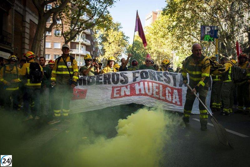 Bomberos forestales en Madrid demandan reconocimiento y cumplimiento de su normativa esencial.