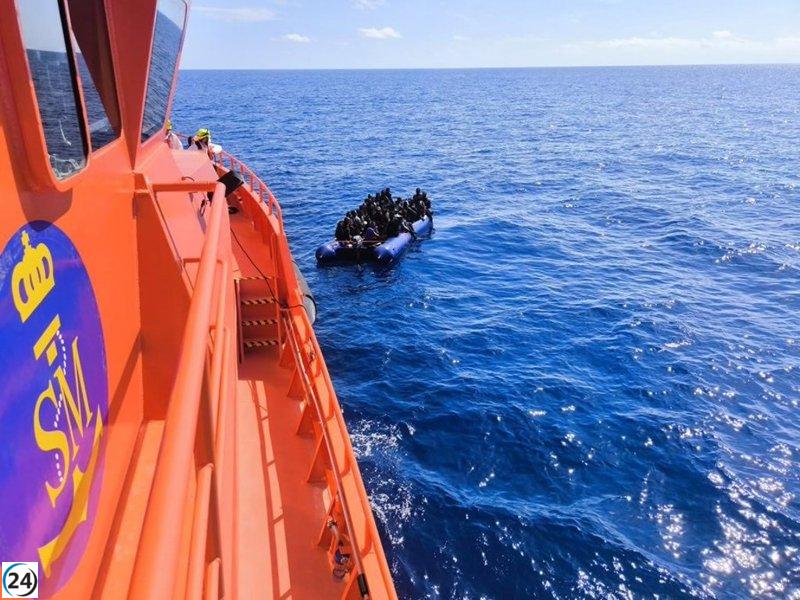 Rescatadas 52 personas migrantes en una embarcación frente a Lanzarote.