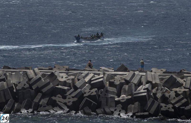 Un cayuco con 98 migrantes, incluidos cuatro menores, arribó a La Restinga (El Hierro).