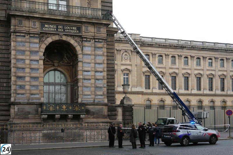 Ministro francés de Justicia admite fallos de seguridad tras el robo de joyas en el Louvre.