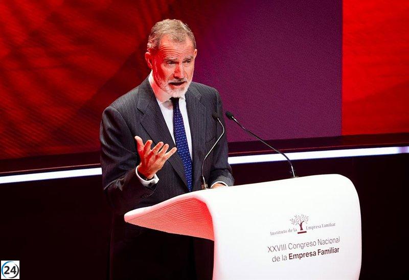 Felipe VI aplaude el Simplicity, un vehículo ecológico desarrollado por Grupo Antolín.