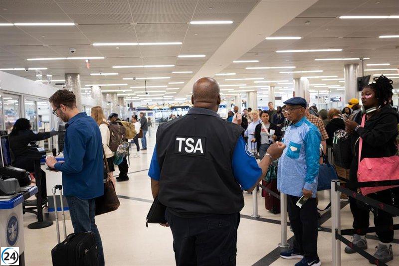 Policía de Atlanta denuncia que el detenido en el aeropuerto planeaba un ataque armado.