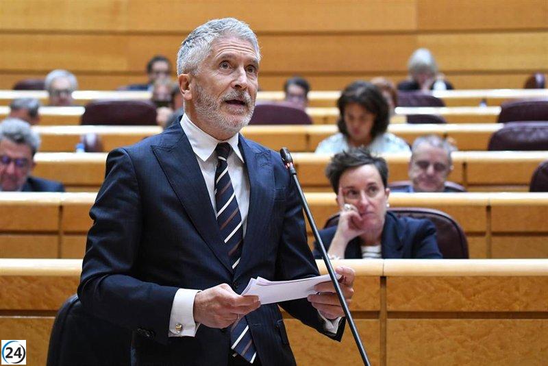 Marlaska respalda las expulsiones migratorias en España, mientras Vox exige repatriaciones rápidas.