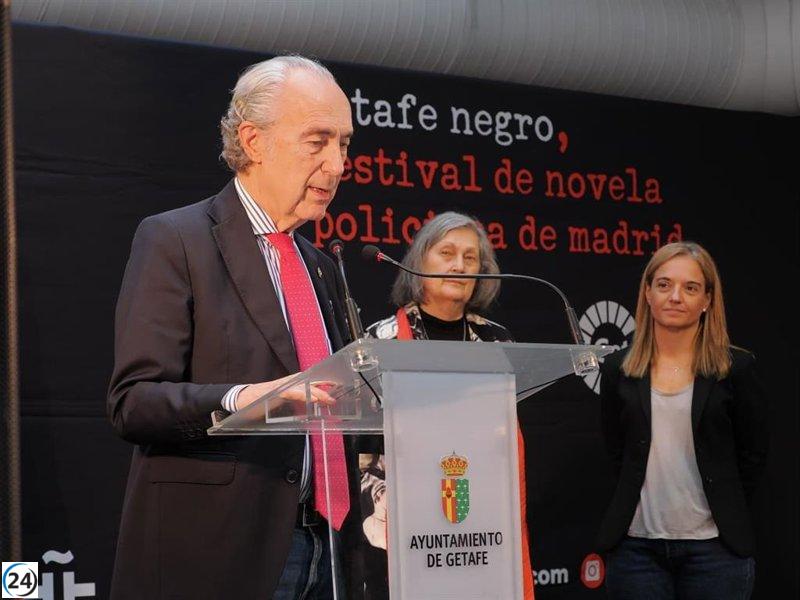 Luis Alberto de Cuenca recibe el XVI Premio José Luis Sampedro, rindiendo homenaje a su admirada figura literaria.